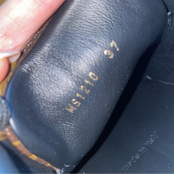 Louis Vuitton Frontrow Sneaker Authentic - Picture 10 of 15